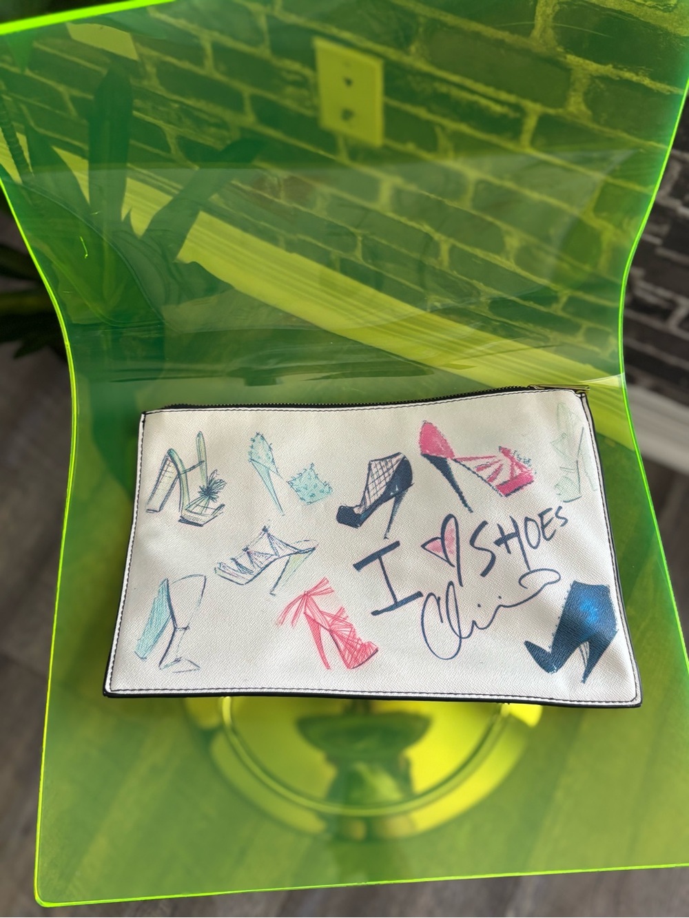 Chic White 'I Love Shoes' Graphic Wristlet Clutch